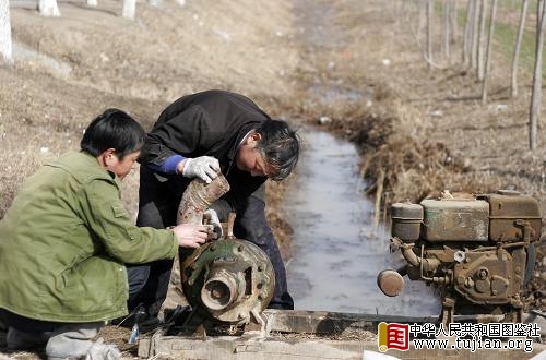 2月10日,山东省菏泽市富春乡农民忙着安装水泵,准备抽渠水灌溉久旱的麦田。为全力支持抗旱,目前山东省已有30座引黄闸开启,引黄流量共为320立方米/秒,山东沿黄9市能用黄河水浇灌的小麦面积达到2488万亩。新华社发(张晓理摄)