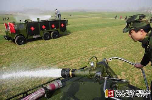 各地动员齐抗旱 2月10日,驻河南南阳某部官兵在南阳市卧龙区王村乡柳湾村帮助农民浇麦抗旱。 新华社发