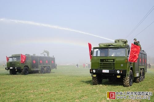 2月10日,驻河南南阳某部官兵在南阳市卧龙区王村乡柳湾村帮助农民浇麦抗旱。 新华社发