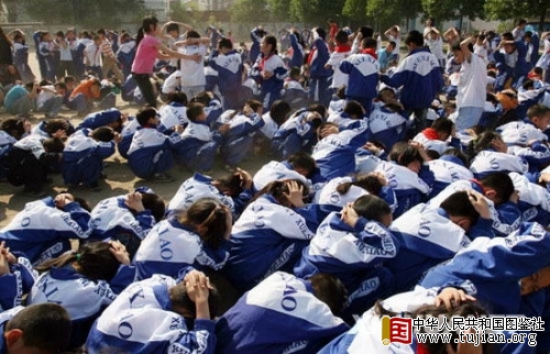 ����2400��Сѧʦ������������ɢ����(ͼ)