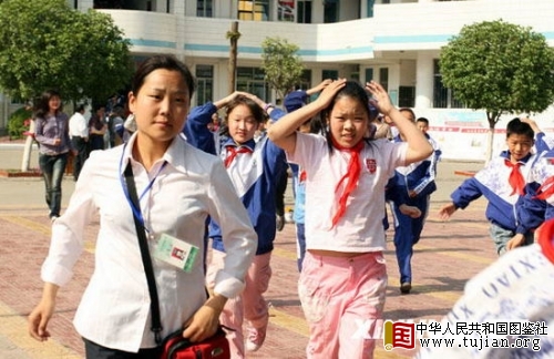 ����2400��Сѧʦ������������ɢ����(ͼ)