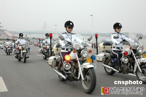 ɽ�����ݳ�����֧Ů���ﾯ��(��ͼ)