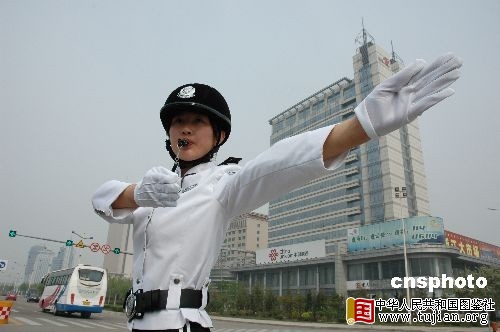 ɽ�����ݳ�����֧Ů���ﾯ��(��ͼ)