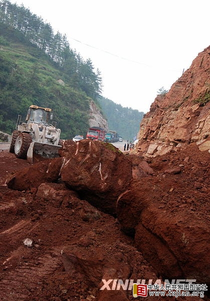 ���ݿ��￭ʩ��·����ɽ�廬�µ��½�ͨ�ж�(ͼ)