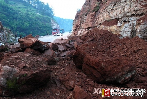 ���ݿ��￭ʩ��·����ɽ�廬�µ��½�ͨ�ж�(ͼ)