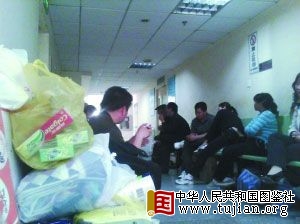 ��������һ���ֳ���ҽԺ�ڱ����˳ֵ�����(ͼ)