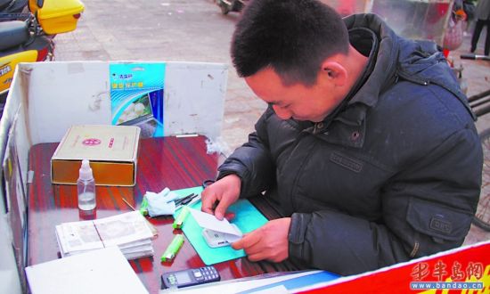 探访手机贴膜市场暴利：进价8角钱可净赚百元--中图网