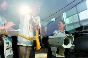 新京报:京通收费路启用公交道 谁来埋单?