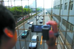 新京报:京通收费路启用公交道 谁来埋单?