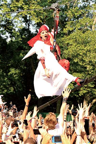 图文:LadyGaga化身“俯冲的大鸟”现身中央公园