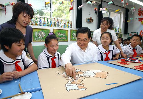 胡锦涛"六一"前夕看望幼儿园小朋友和教师