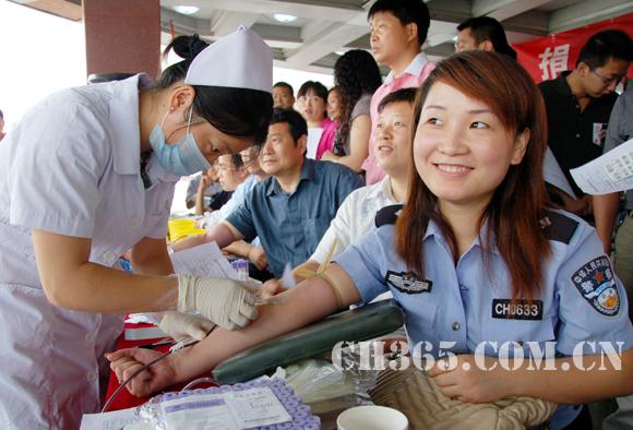 巢湖2.6万人次去年献血近5吨(图)--中图网