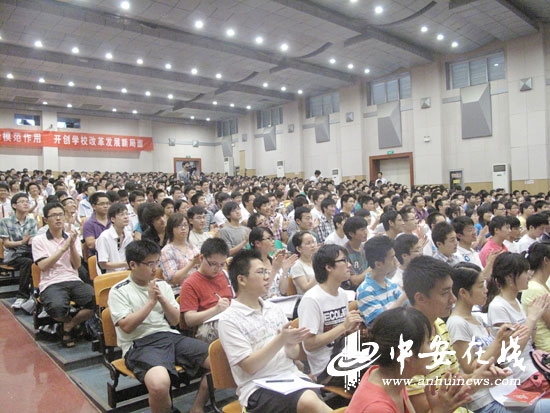 “江淮先锋”事迹感染高校师生(图)--中国图鉴