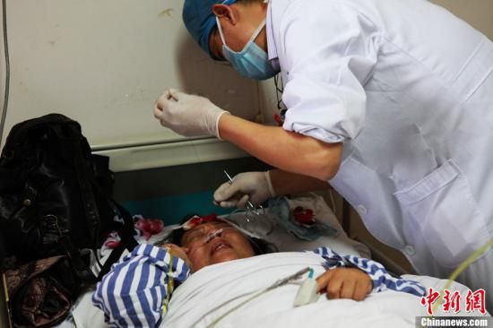 上海派专家组赶赴常熟协助救治车祸伤员